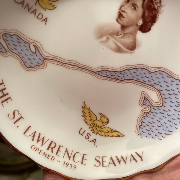 H.M. QUEEN ELIZABETH II commemorative ashtray/ small plate. - Picture 9 of 10